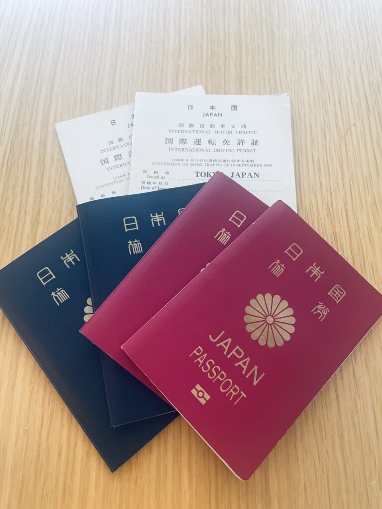 アメリカ旅行へ向けて取得した家族4人分のパスポートと初めて取得した国際免許