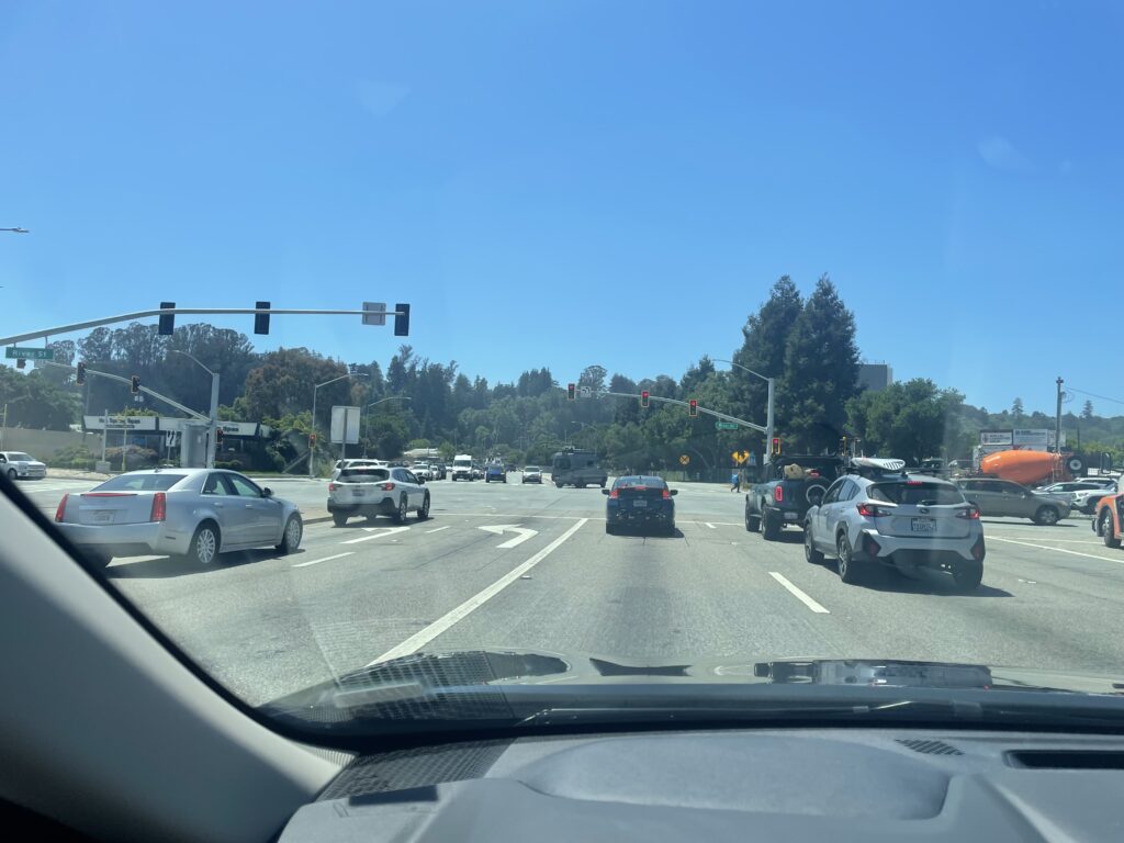 レンタカーから見たカリフォルニアの交差点と複数車線の道路