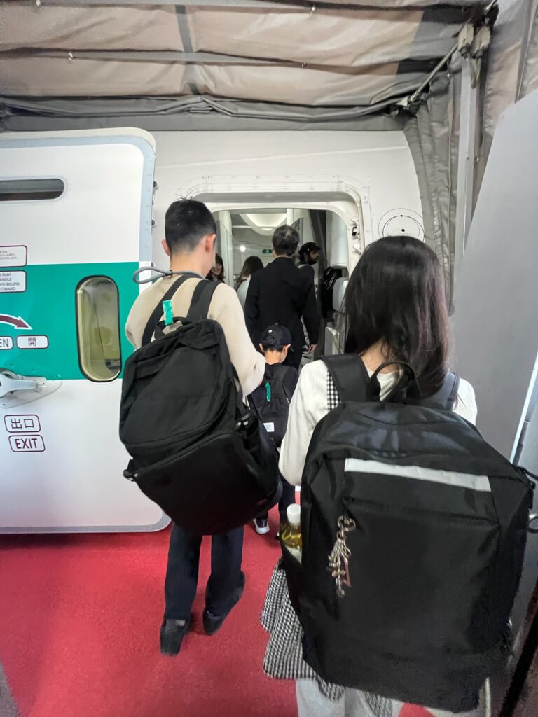 成田空港からアメリカへ向かう飛行機に搭乗する家族