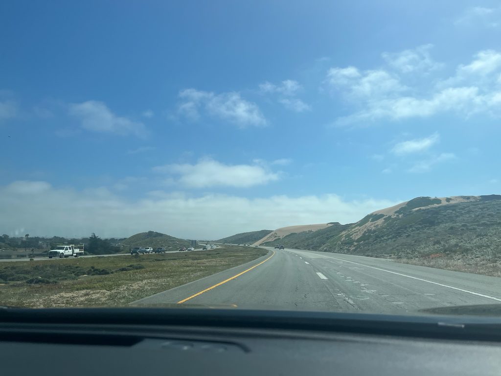 モントレーへ向かう途中のカリフォルニアの高速道路
