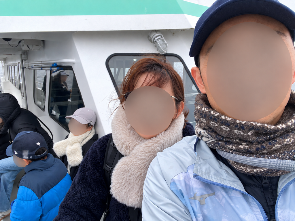 モントレー湾のホエールウォッチング船に乗る家族