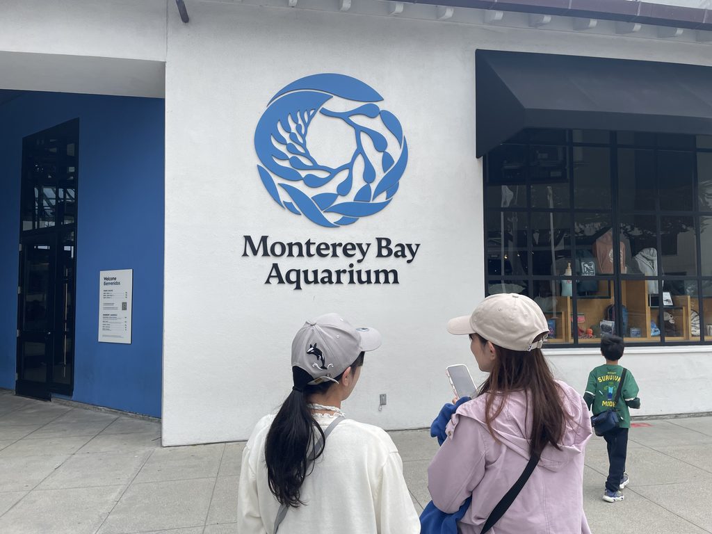 モントレーベイ水族館の入口に到着した家族の後ろ姿