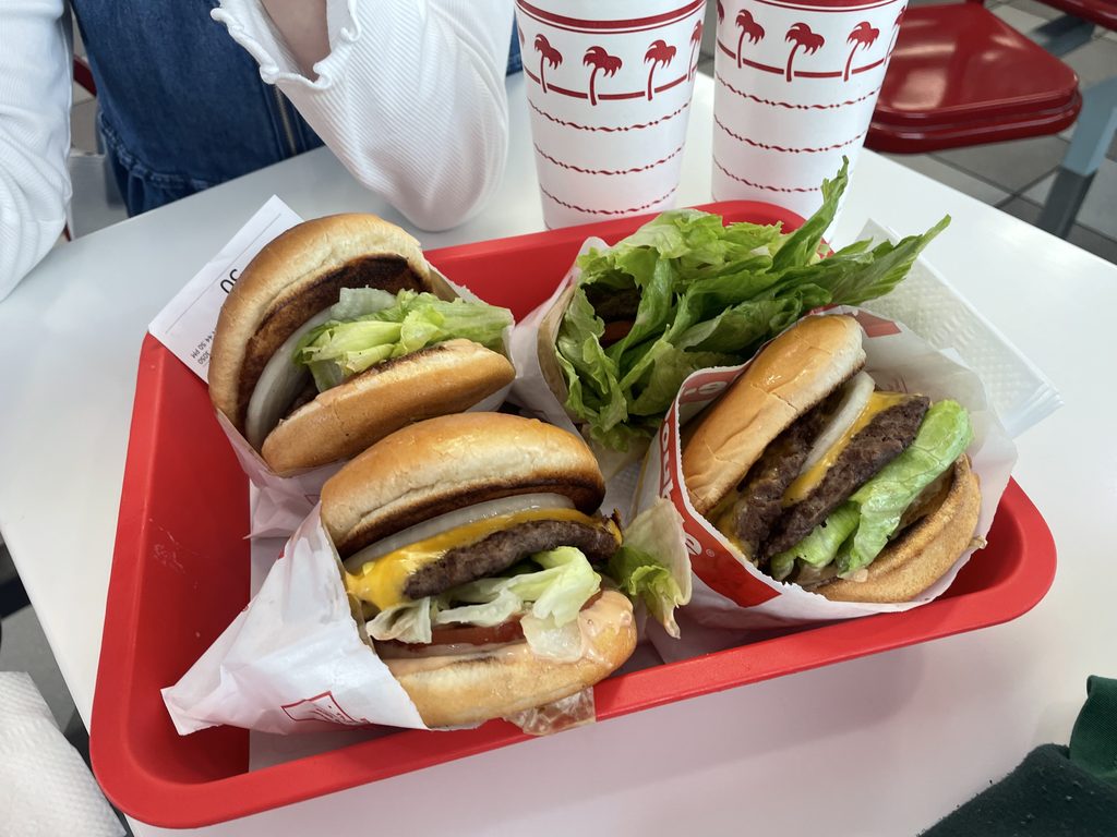 IN-N-OUTで注文したハンバーガーとレタスで包んだハンバーガー