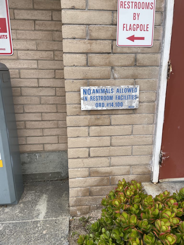 モントレーで見つけたRESTROOMSと書かれたトイレ案内の看板